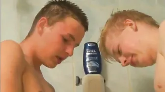 Dos twinks se masturban y follan en cámara voyeur de ducha