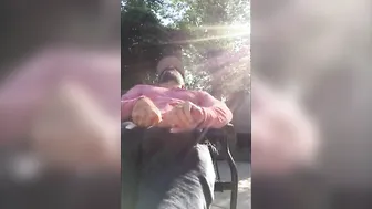 دب ذو لحية يستمني في الهواء الطلق في الحديقة
