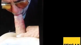 Papito maduro hace una mamada en escena gay amateur hardcore