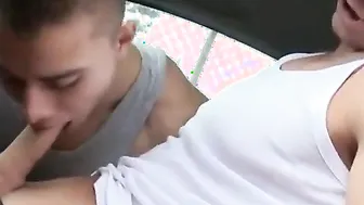 Twink jovem faz boquete matinal ao ar livre para seu sugar daddy