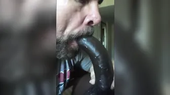 Chico amateur negro chupa una gran polla y traga semen en el hotel