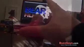Papai urso peludo bate punheta com o pau duro em sessão solo