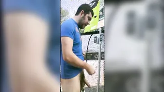 Oso peludo se masturba en un jardín público