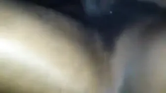 Negro musculoso se folla a pelo a un blanco y se corre dos veces