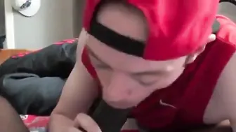 Twink amateur chupa gran polla negra en mamada apasionada