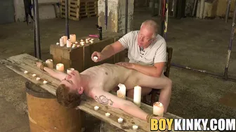 Twink soumis endures cire chaude et branlette en bondage