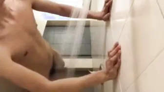 Dos twinks amateur se masturban juntos en la ducha caliente