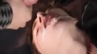 Gangbang bareback de jovencitos termina con un bocado de semen
