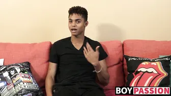 Twink negro magro se masturba com o pau grande após entrevista