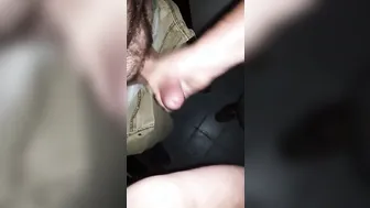 Branlette mutuelle dans un box vidéo de sex shop avec grosse éjacul...