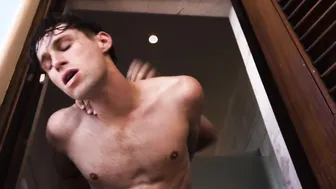 Activo dotado folla a pelo y deja preñado a un jovencito zorra