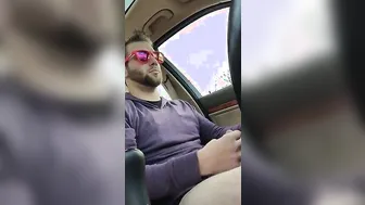 Caras amadores se masturbam no carro