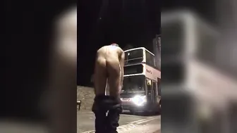 Twink exhibicionista se masturba en calles públicas concurridas