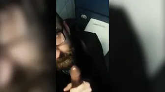 Homme barbu suce une bite interraciale dans les toilettes publiques