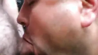 Mamada amateur de oso al aire libre que termina en sexo anal