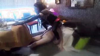Casal de travestis dá prazer anal e boquete ao papai