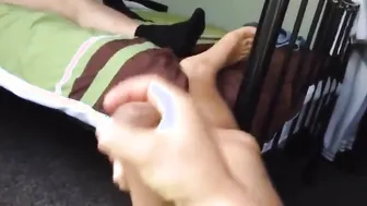 Colega de quarto twink flagrado se masturbando e gozando