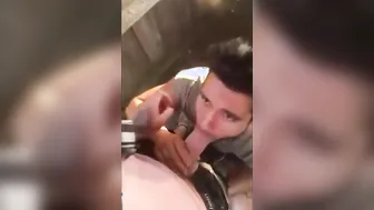 Mignon jeune latin suce une grosse bite et avale le sperme