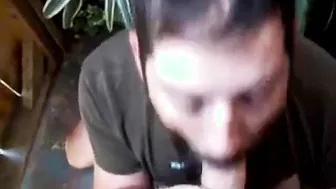 Papá barbudo recibe una mamada en la carretera de un joven twink an...