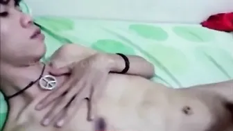 شاب آسيوي مثلي يُضبط وهو يستمني في السرير من قبل زميله في الغرفة