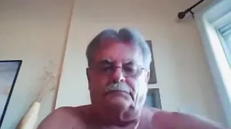 Papa ours barbu se masturbe en solo