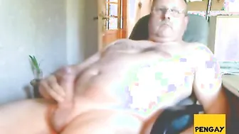 Papá barbudo se masturba su polla gru...