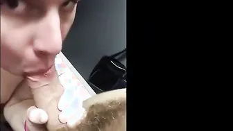Twink magrinho chupa pica no vestiário da piscina