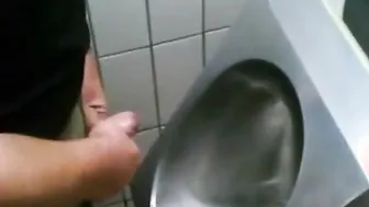 Papá amateur bien dotado se masturba la polla grande en sesión soli...