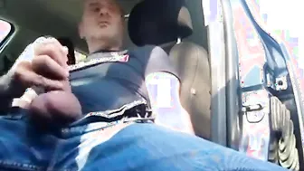 Twink bate punheta com o pau duro no carro