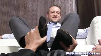 Kenny faz seu escravo amarrado lamber e adorar seus pés descalços