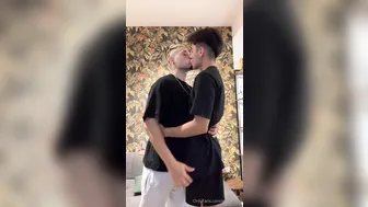 Latino hunk brunozl dá bareback em um twink dotado em sessão amador...