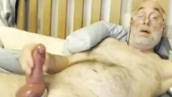 Papá oso maduro se masturba su polla gruesa en solitario