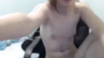 Lindo travesti twink se pone un show en solitario
