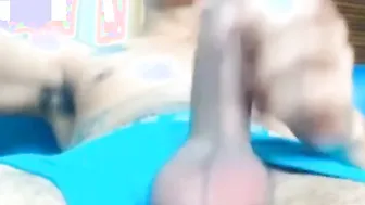 Jovencito latino se masturba la polla grande y juega con el culo en...