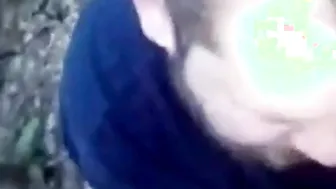 Gros amateur mature reçoit une pipe en plein air d'un jeune partena...