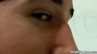 Billy da kidd e amigos urinam juntos e se masturbam