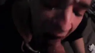 Un blanc affamé suce une grosse bite noire pour le sperme