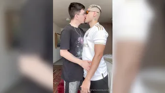 El matón latino brunozl follado a pelo por nerd con polla grande