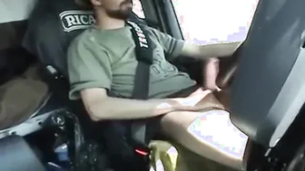 Camionero francés se masturba la polla grande mientras conduce solo