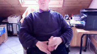 Papy argenté allemand se branle et jouit pour un jeune minet