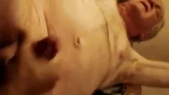 Papa renard argenté reçoit un coup de main d'un jeune twink