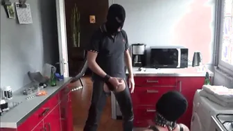 Gebundener twink wird in perverser bdsm-wichsszene gestreichelt