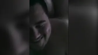 Papá oso gordo se coge duro en sesión anal a pelo