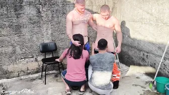 Trabalhadores da construção musculosos fazem gangbang em passivos e...