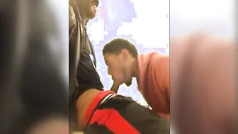 El negro rudo se masturba la polla por un twink hambriento