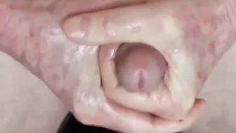瘦削的成熟业余男人独自手淫撸管