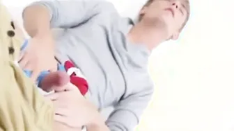 Twink cheira e bate punheta antes de ser fodido sem camisinha