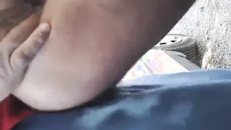Papá mayor folla a twink en estacionamiento al aire libre