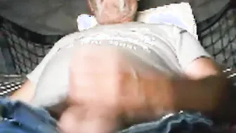 Daddy barbu mature se branle et jouit fort