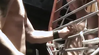 تشيت ووكر العضلي مقيد ومعذب بأغلاق الملابس على حلماته